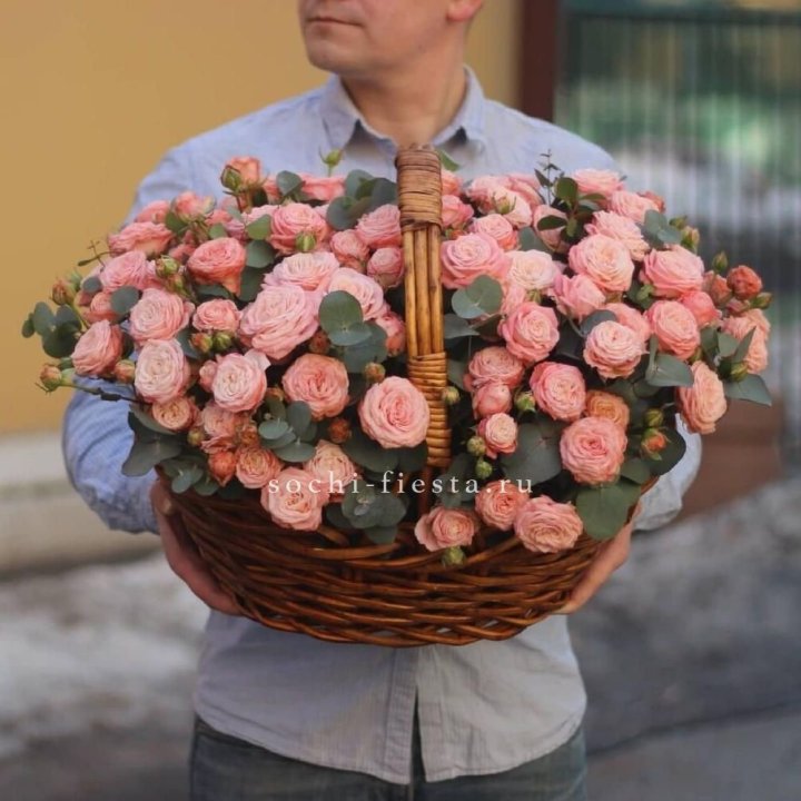 Корзина из 101 пионовидной розы в Севастополи