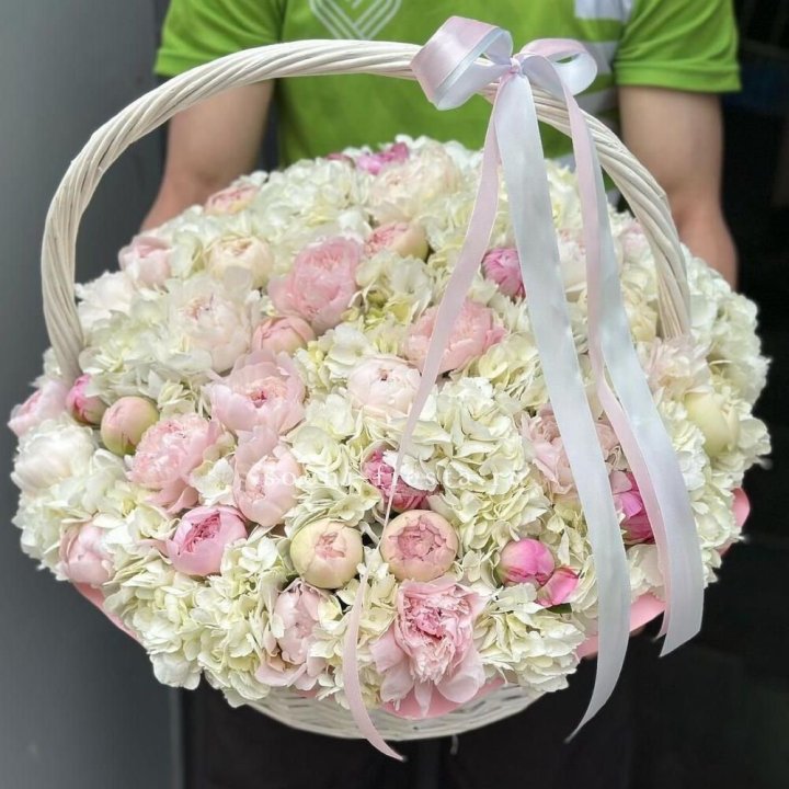 Премиум корзина гортензий и пионов в Севастополи