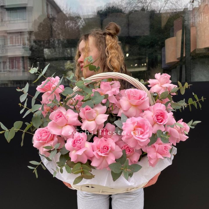 25 роз в цветочной корзине  в Севастополи