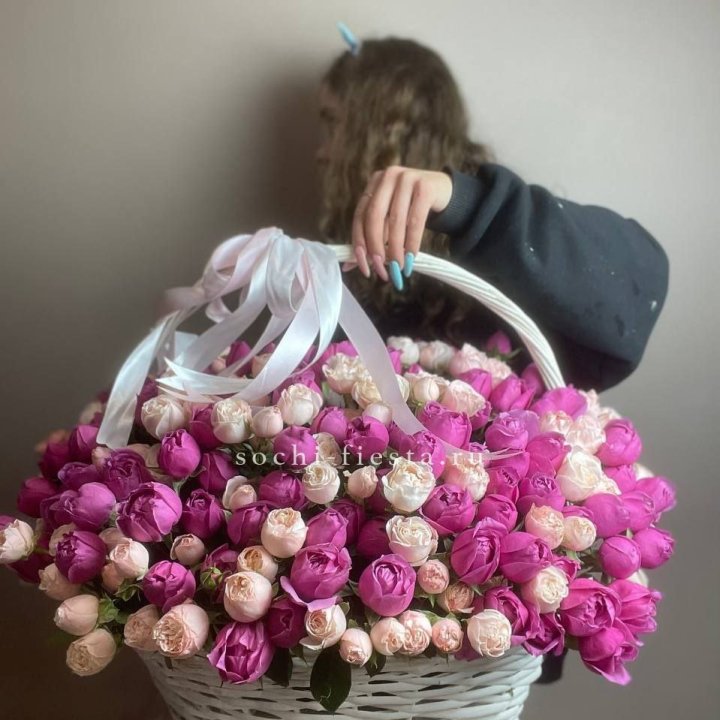 Премиум корзина пионовидных кустовых роз в Севастополи