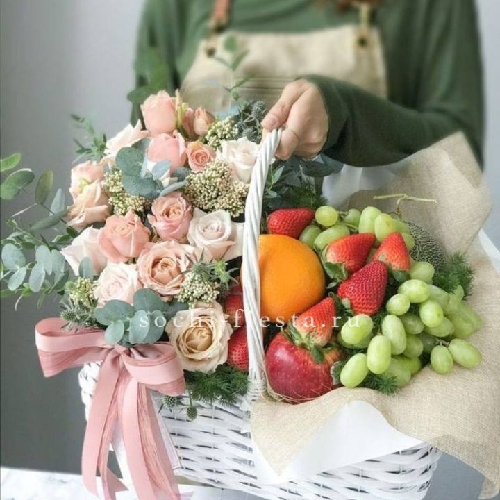 Фруктовая корзина c цветами в Севастополи