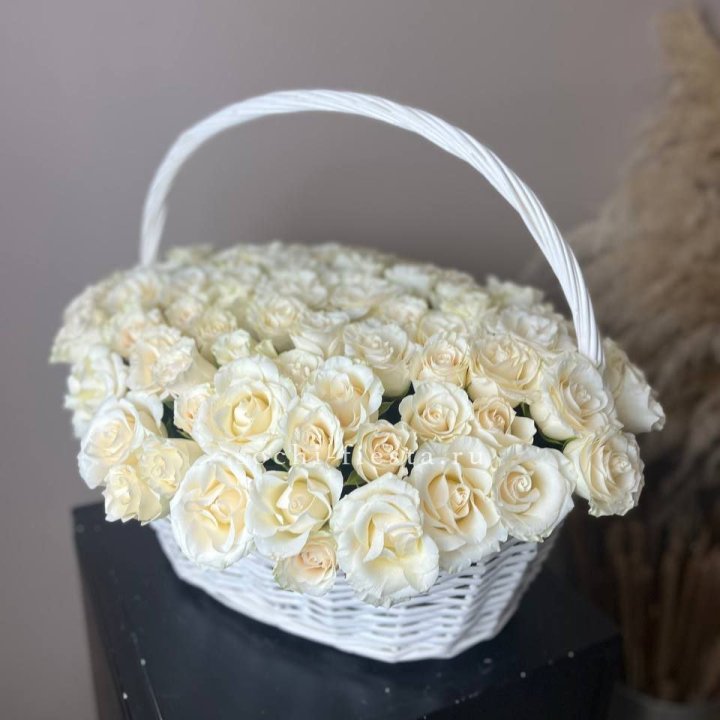 101 белая роза в корзине в Севастополи