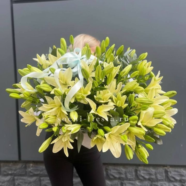 Лилии в корзине в Севастополи