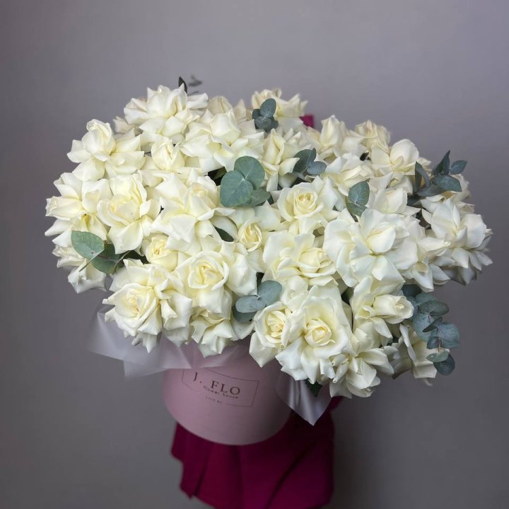 37 белых роз в боксе в Севастополи