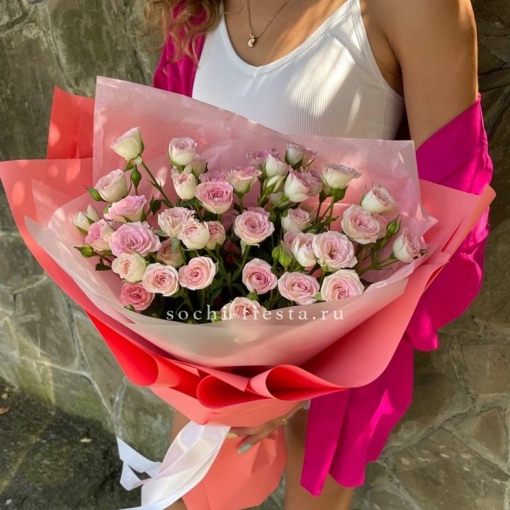 Розовые кустовые розы в Севастополи