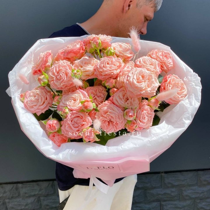 Пионовидные розы Мадам Бомбастик в Севастополи