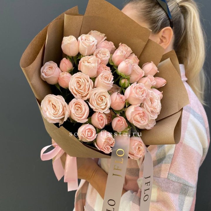 Кустовые розы Бомбастик в крафте в Севастополи