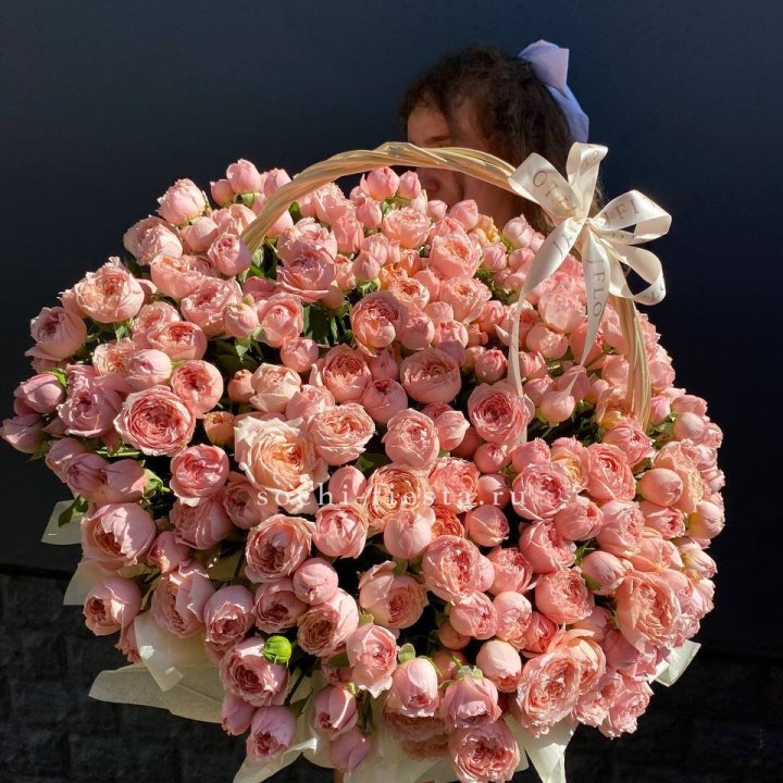 Корзина из пионовидных роз в Севастополи