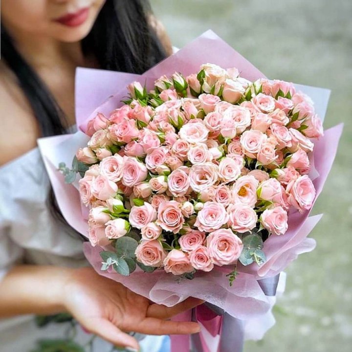 Кустовые розы с эвкалиптом в Севастополи