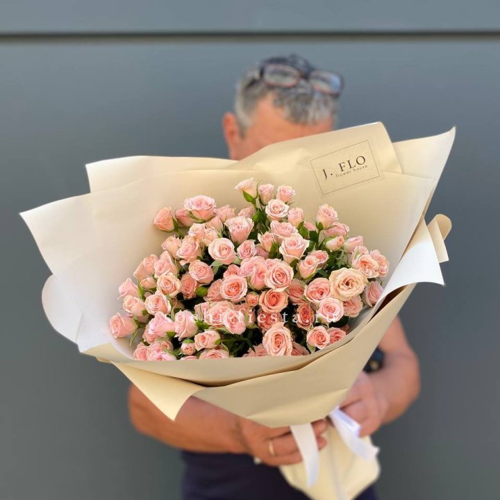 Кустовые розы леди в Севастополи