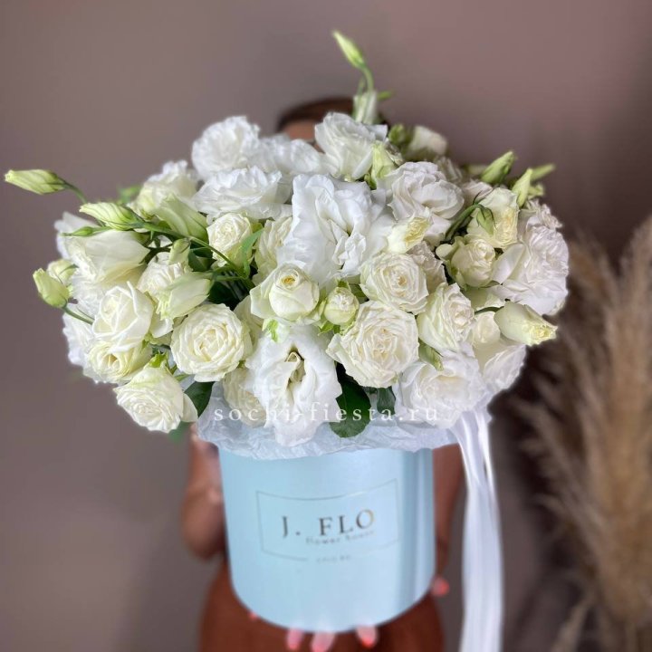 Бокс кустовых роз и эустомы  в Севастополи