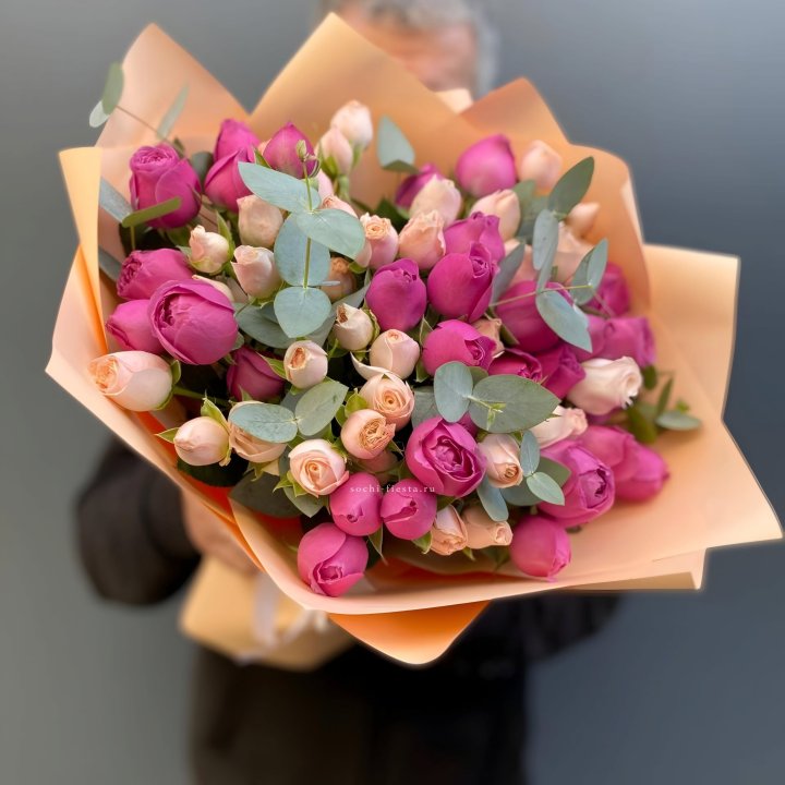 Букет кустовых роз Тендернес в Севастополи