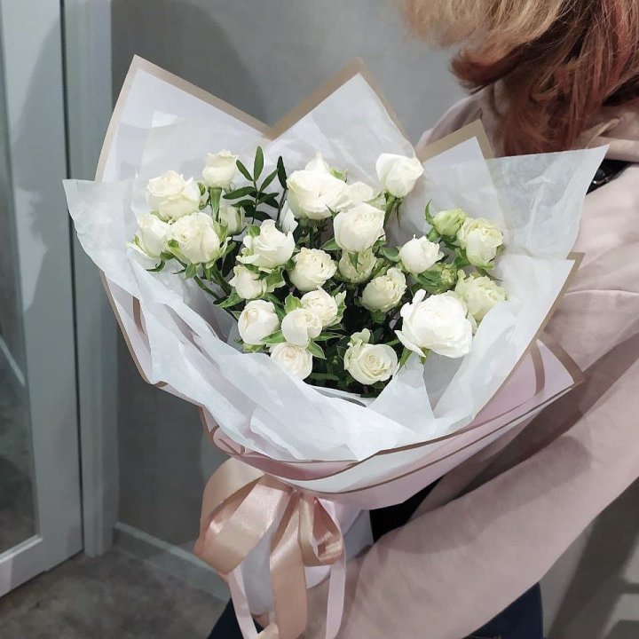 Белоснежные кустовые розы в Севастополи