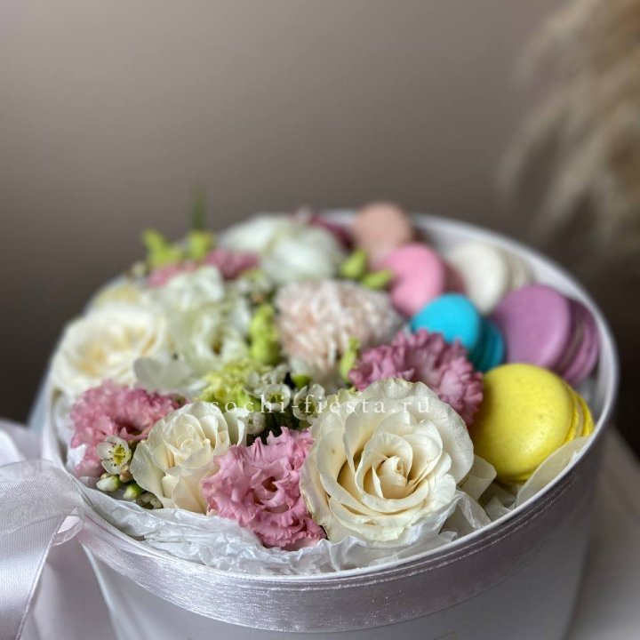 Цветы в цилиндре с макаронс "Прованс" в Севастополи