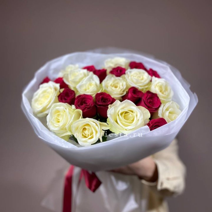 Букет их красных и белых 25 роз в Севастополи