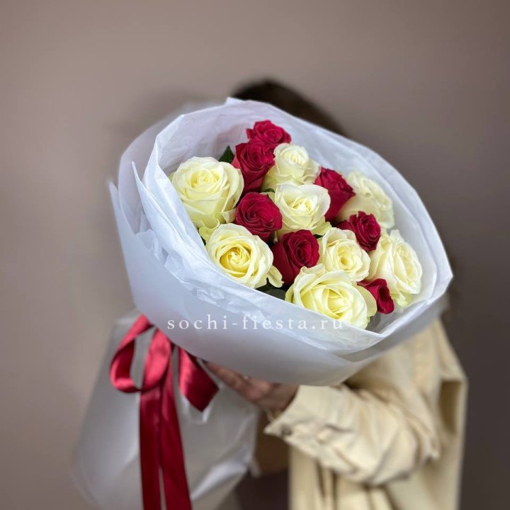 Букет из красных белых 15 роз в Севастополи