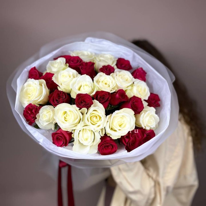 Букет из красных белых 35 роз в Севастополи