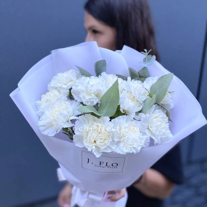 Букет белых диантусов с эвкалиптом в Севастополи