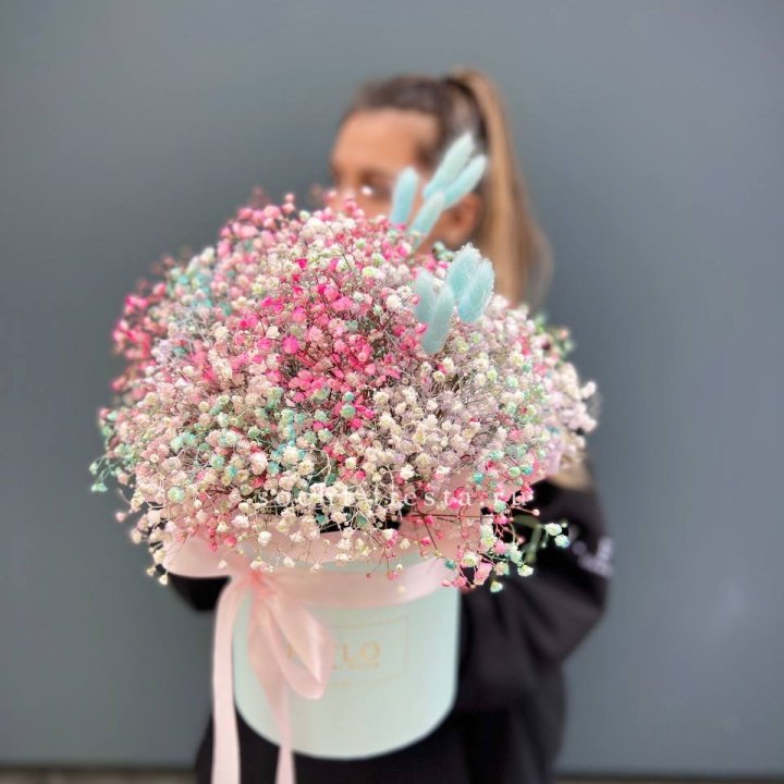 9 Радужных гипсофилы в шляпной коробке в Севастополи