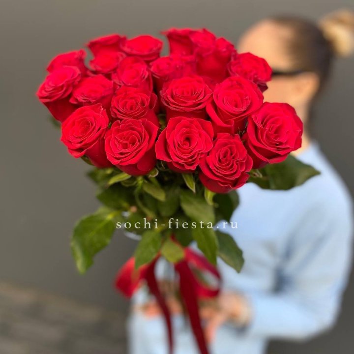 19 красных роз в Севастополи