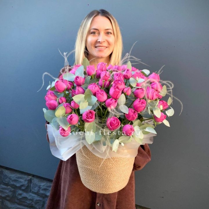 Пионовидные розы  в джутовом кашпо  в Севастополи