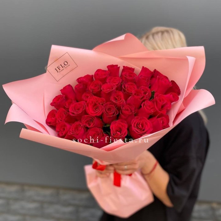 35 красных роз в Севастополи