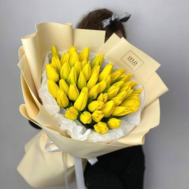 51 жёлтый тюльпан в Севастополи