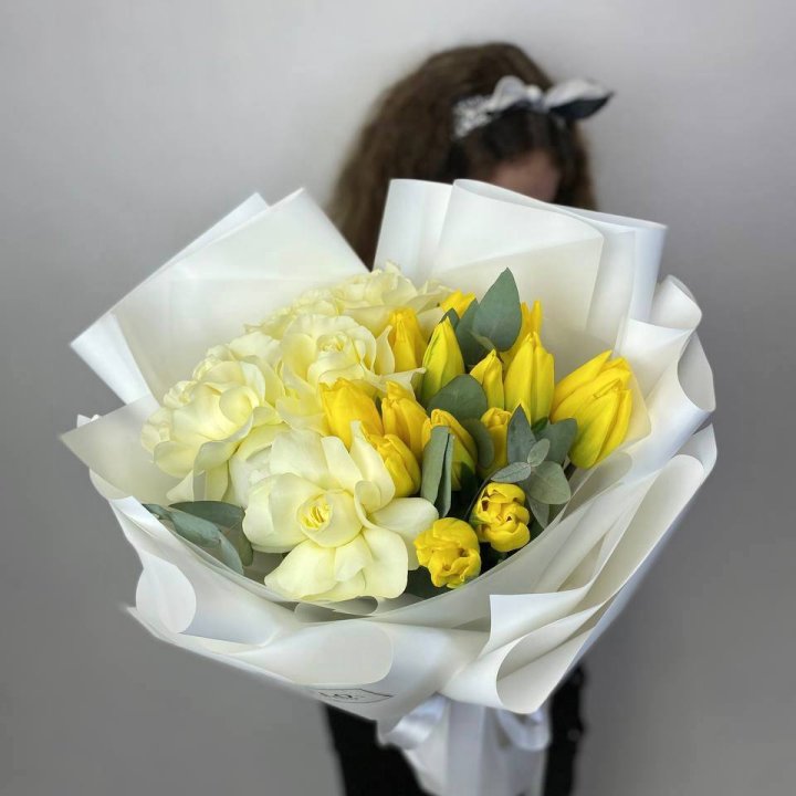 Дуо жёлтые тюльпаны и розы в Севастополи