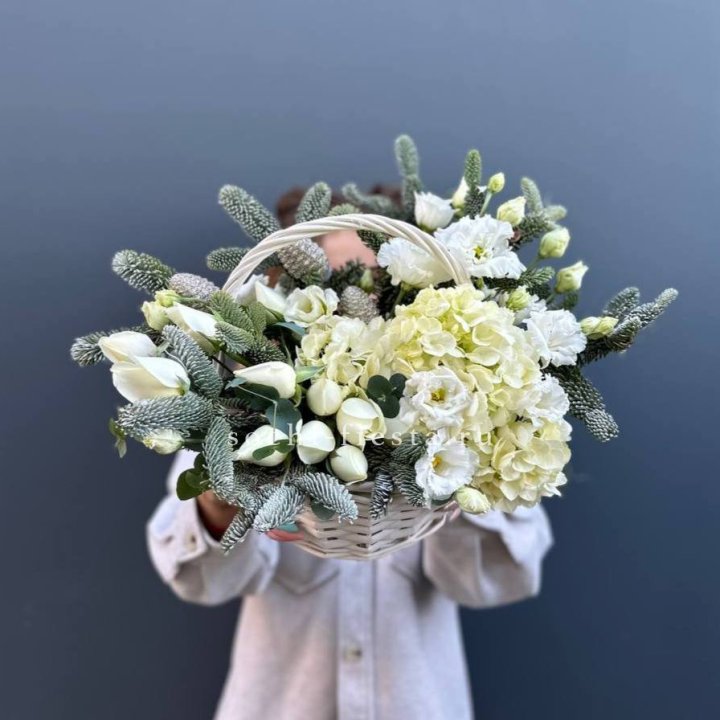 Новогодняя корзина с цветами в Севастополи