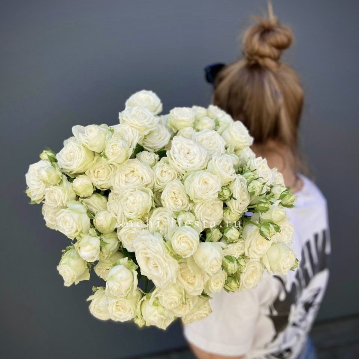 Охапка кустовых роз бомбастик  в Севастополи