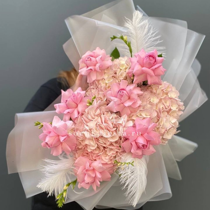  Букет  из гортензий и розовых роз в Севастополи