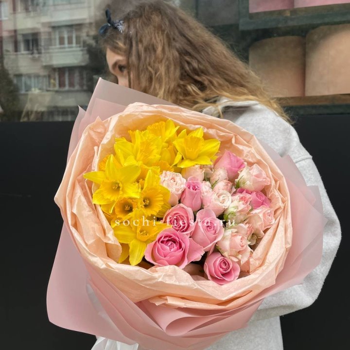 Букет роз и нарциссов в Севастополи