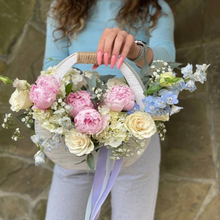 Ящик с пионами в Севастополи