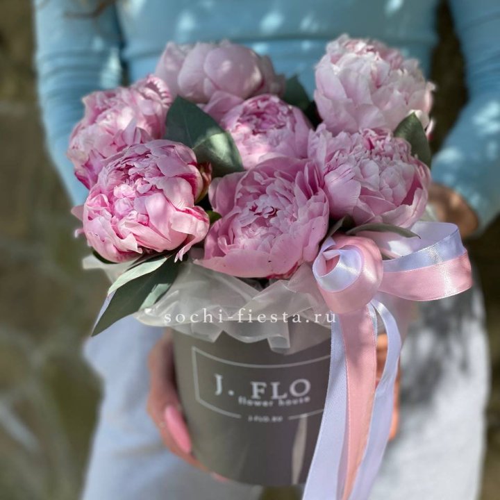 Цилиндр пионов с эвкалиптом в Севастополи