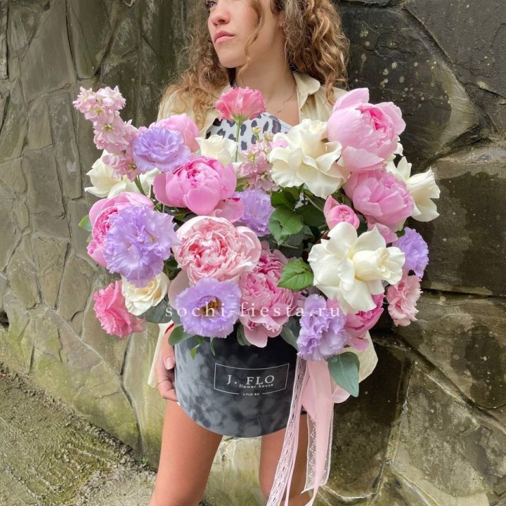 Дизайнерский цилиндр с пионами в Севастополи