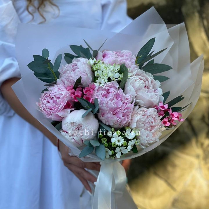 7 зефирных пионов с эвкалиптом в Севастополи