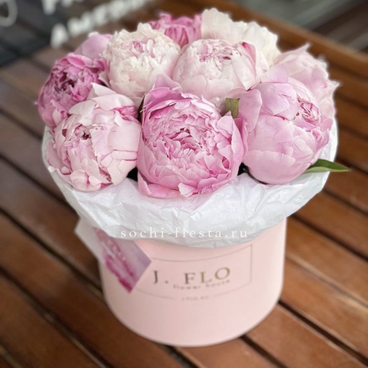 Цилиндр с пионами "Лилу" в Севастополи