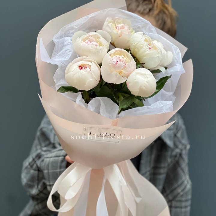 Букет белых пионов в Севастополи