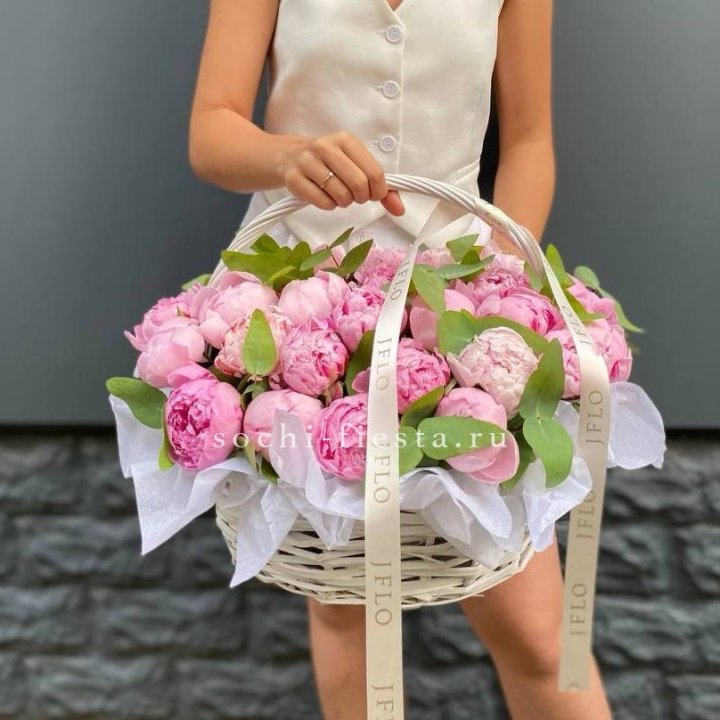 29 пионов в корзине в Севастополи