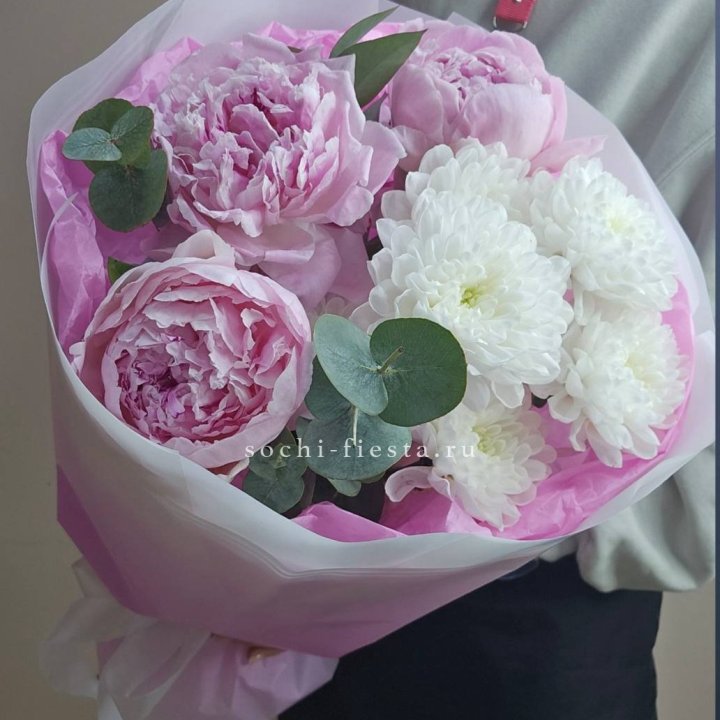  Букет комплимент с пионами в Севастополи