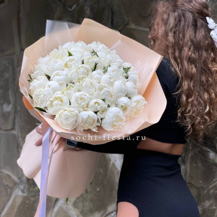 35 белых пион в Севастополи