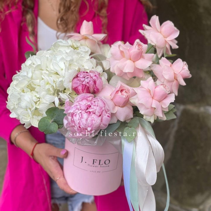 Цилиндр с пионами "Алисия" в Севастополи