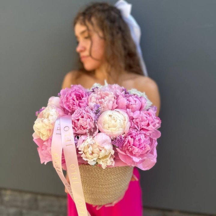 15 пионов в джутовом кашпо в Севастополи