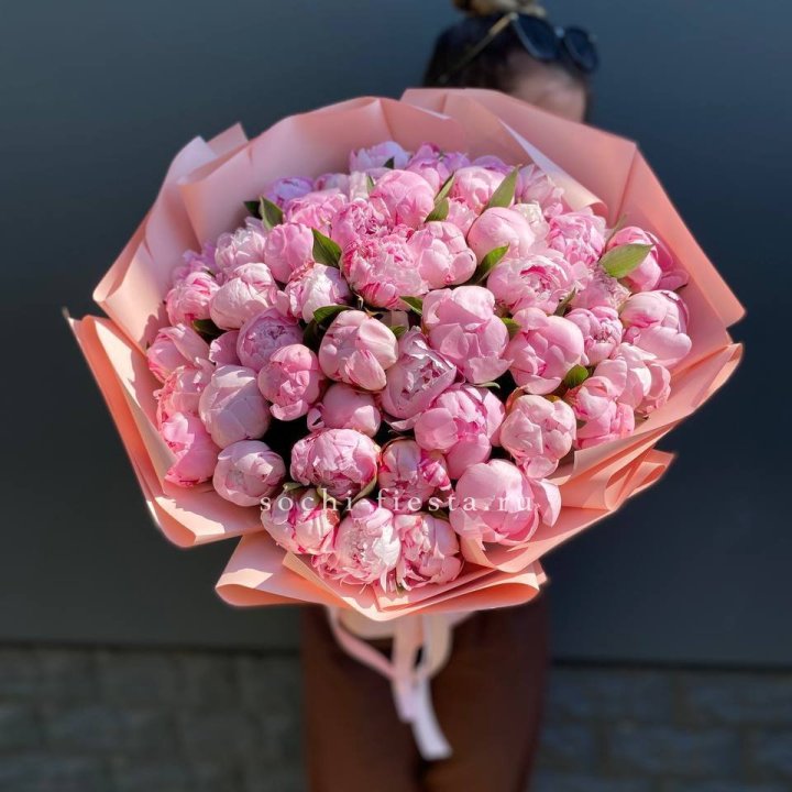 Нежный букет 51 пионов  в Севастополи