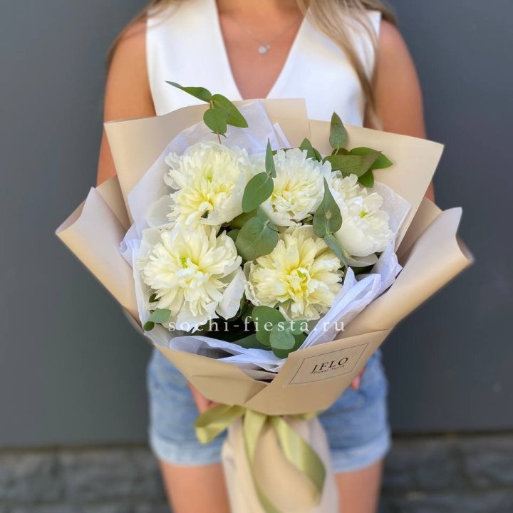  Букет белых пионов в Севастополи