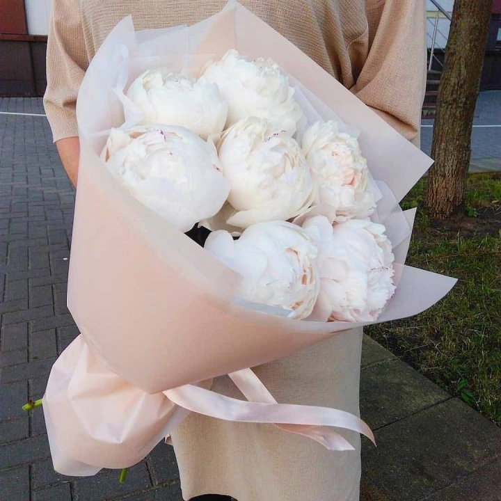 Букет белых пионов в Севастополи