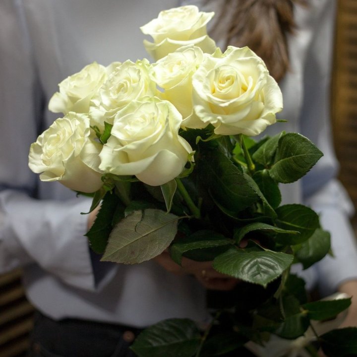 7 белых роз в Севастополи