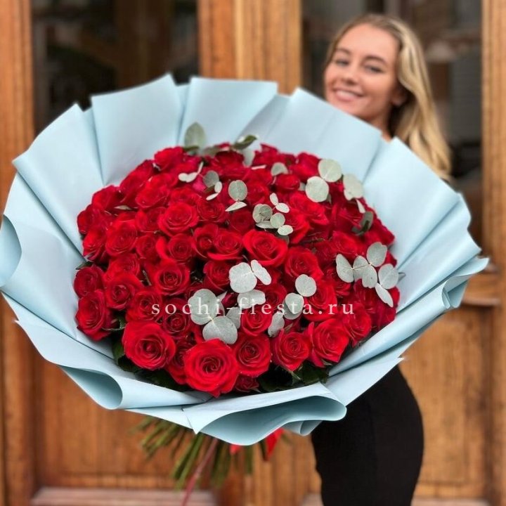 101 красная роза с эвкалиптом в Севастополи