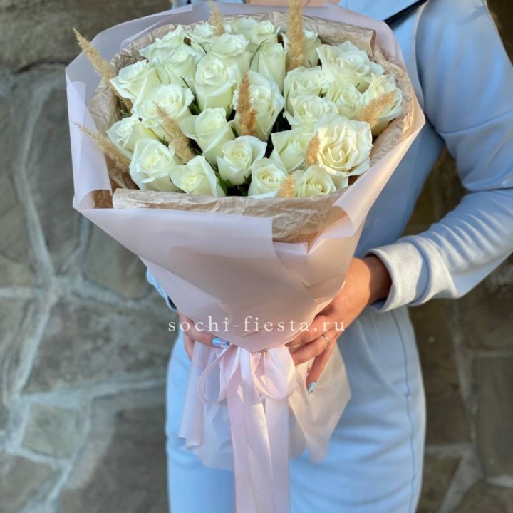 25 белых роз с сухоцветами в Севастополи