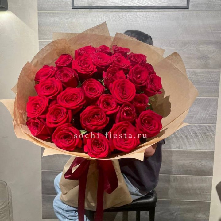 37 красных роз в крафте в Севастополи